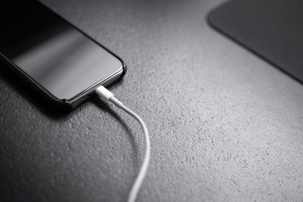 Ce se întâmplă dacă îți lași telefonul la încărcat peste noapte. Mitul care i-a făcut pe mulți să creadă că își distrug bateria