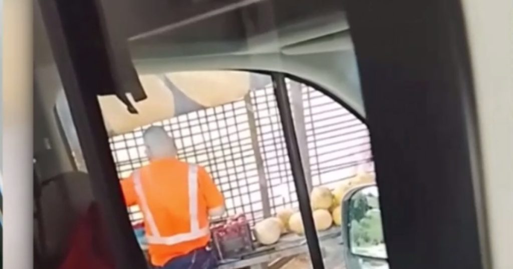 Imagini scandaloase: O ambulanță care transporta la spital o fetiță de un an a oprit să cumpere pepeni și legume