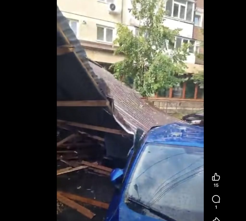 La Sibiu, acoperişul unui bloc s-a prăbuşit peste mai multe autoturisme / Nu au fost raportate victime