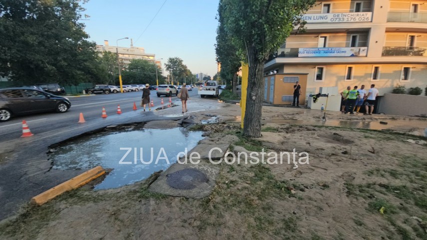 FOTO+VIDEO: UPDATE. Asfalt surpat in statiunea Mamaia dupa o avarie RAJA Constanta. Pompierii intervin