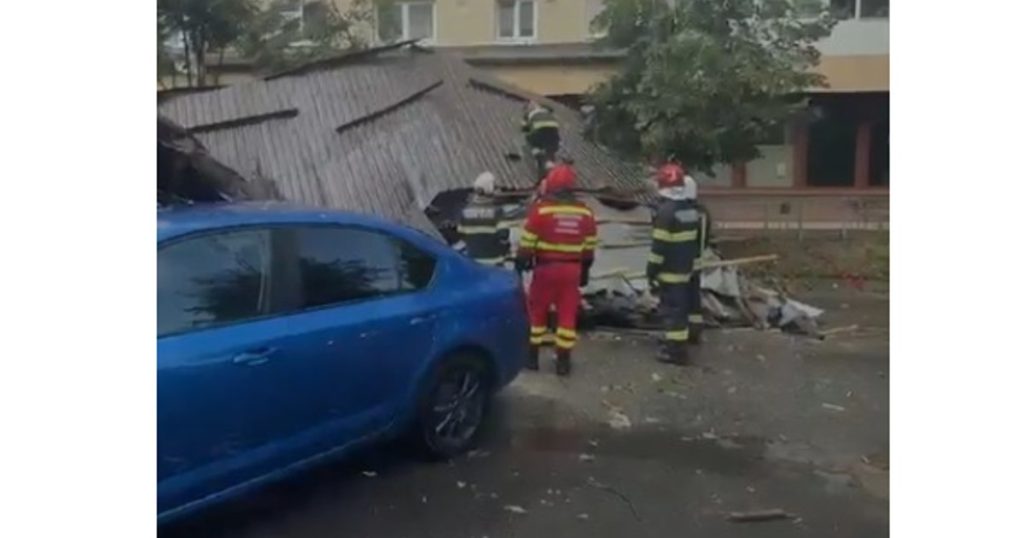 Acoperiş desprins de vânt, căzut peste mai multe maşini în Sibiu. Traficul a fost închis