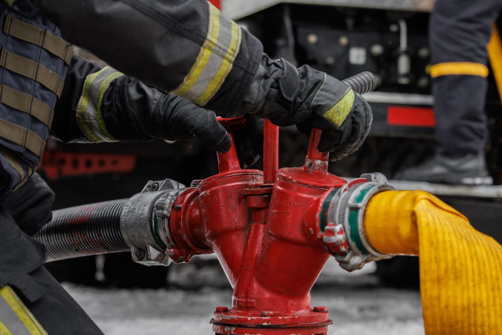 Un bărbat și-a pierdut viața, iar o femeie a ajuns la spital, după un foc izbucnit într-un bloc din Vâlcea