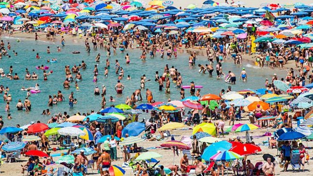 Căldura extremă stimulează bacteria "mâncătoare de carne” și alte infecții periculoase. Cum te aperi de boli în apa de mare sau piscină