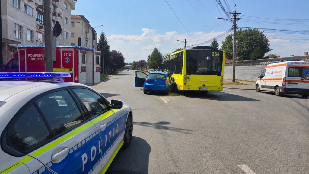 Accident între o mașină și un autobuz Tursib, în Sibiu. Patru tineri au ajuns la spital