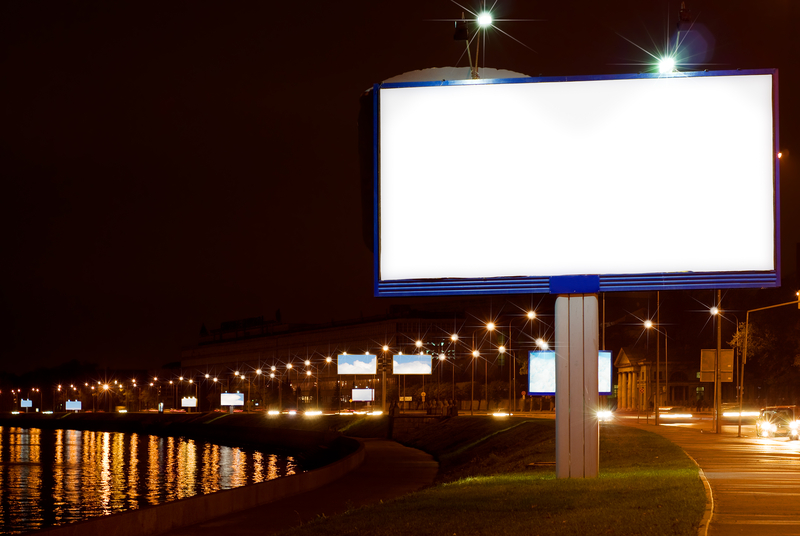 Marile firme de publicitate outdoor din București opresc iluminatul panourilor între orele 20.00-23.00, la apelul Primăriei