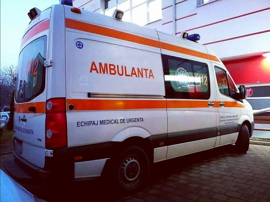 O ambulanță care ducea la spital un adolescent înjunghiat a fost oprită în centrul Ploieștiului și pusă să ocolească din cauza zilelor orașului. Strada nu era ocupată (Video)