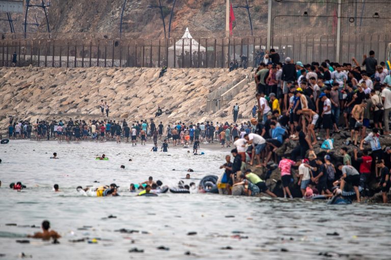 Apelurile pentru noi intrări în masă în Ceuta şi Melilla continuă să se înmulţească pe reţelele de socializare