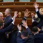 O deputată din Kosovo a aruncat cu ouă în premier în plină şedinţă parlamentară: „Să vă fie ruşine!” - VIDEO