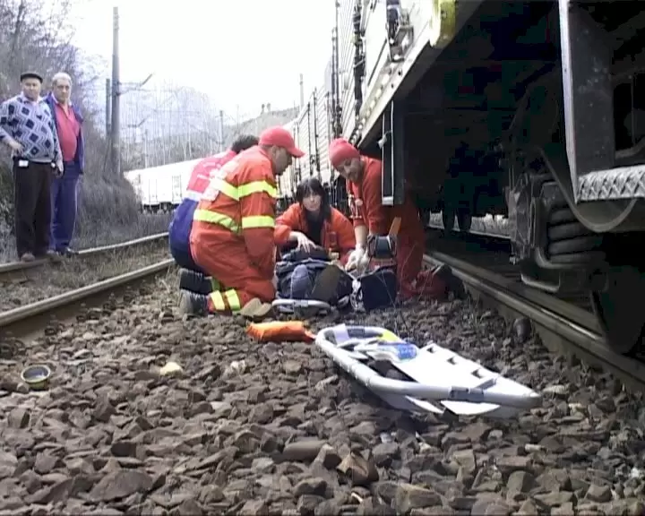 ÎNFIORĂTOR! Tânără de 19 ani spulberată de tren! A scăpat cu viață ca prin minune!