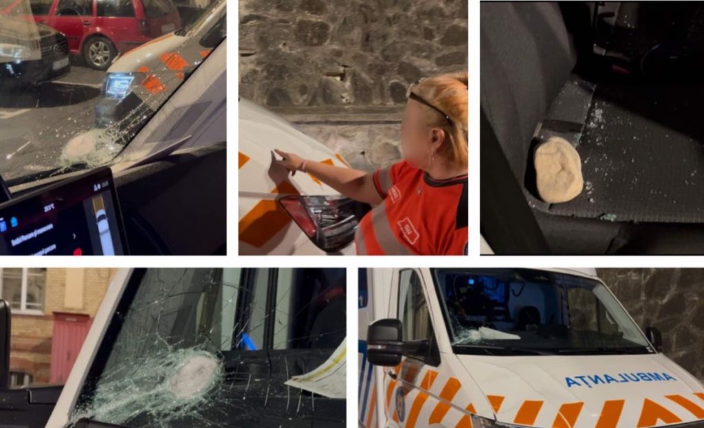 Echipaj al Ambulanței, atacat cu topoare și pietre în Cluj, după un zvon pe TikTok că „fură copii”. Șoferul a fost operat de urgență