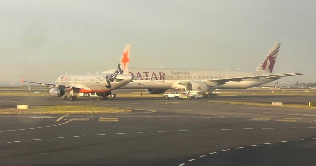 Două avioane cu sute de pasageri la bord, la un pas de o coliziune devastatoare pe aeroport. Piloții au frânat brusc