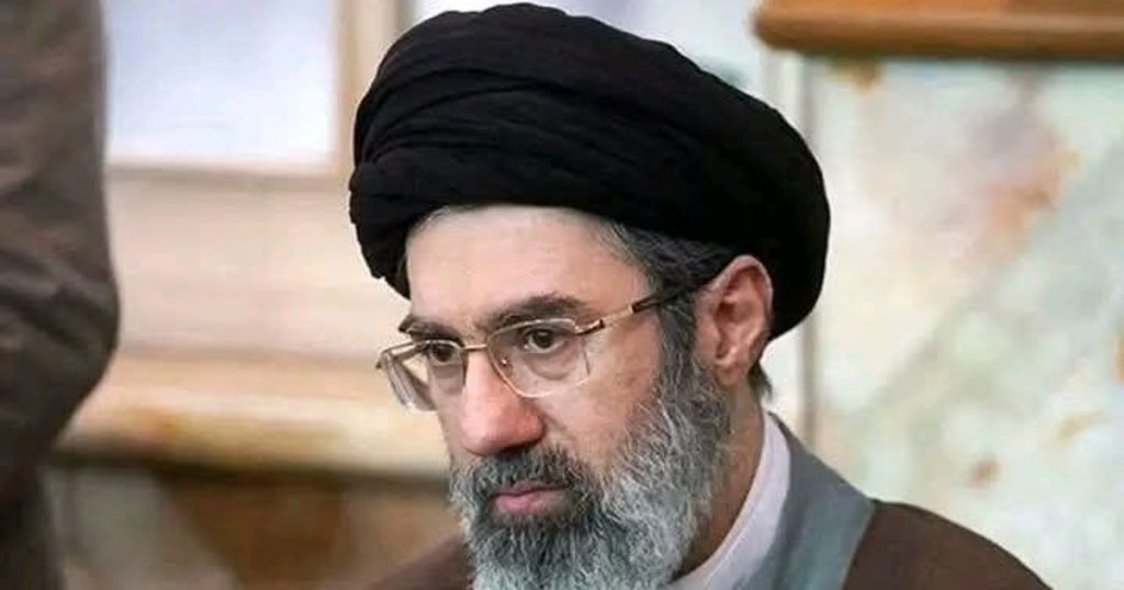 Primele imagini cu Mojtaba Khamenei, liderul suprem al Iranului, după luni de speculații și absență. O filmare de 12 secunde ridică noi întrebări
