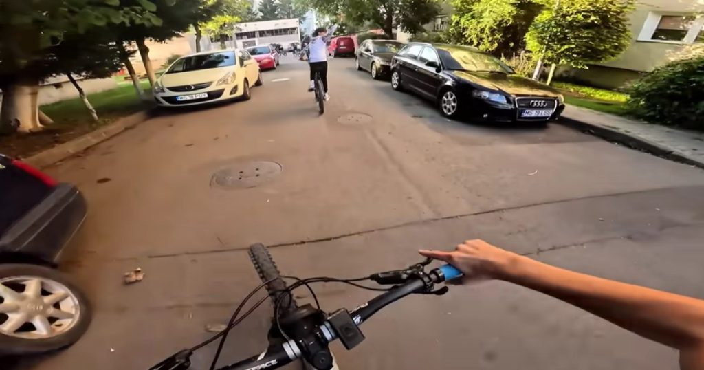 „Ce fain am sărit pe garaj, bă!”. Localnicii dintr-un oraș din România, terorizați de un grup de copii care se filmează făcând cascadorii cu bicicletele