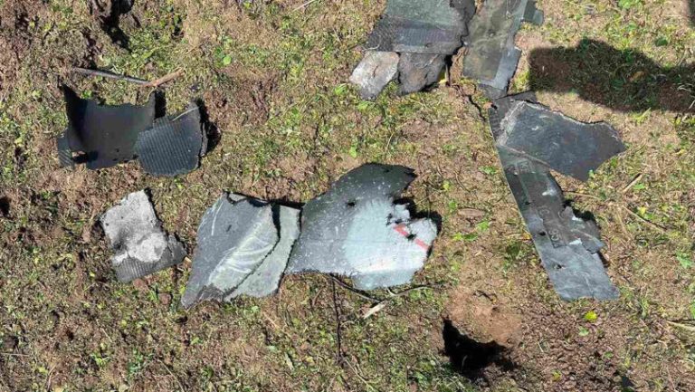 Explozie și incendiu la Crocmaz. Fragmente ale unei drone de luptă, găsite la fața locului