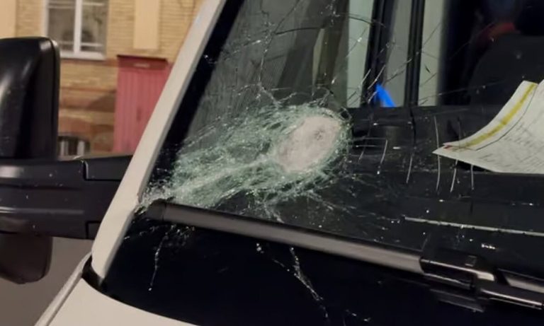 Cazul ambulanței atacate cu topoare în județul Cluj. Poliția a reținut trei tineri. Dosar penal pentru distrugere și lovire