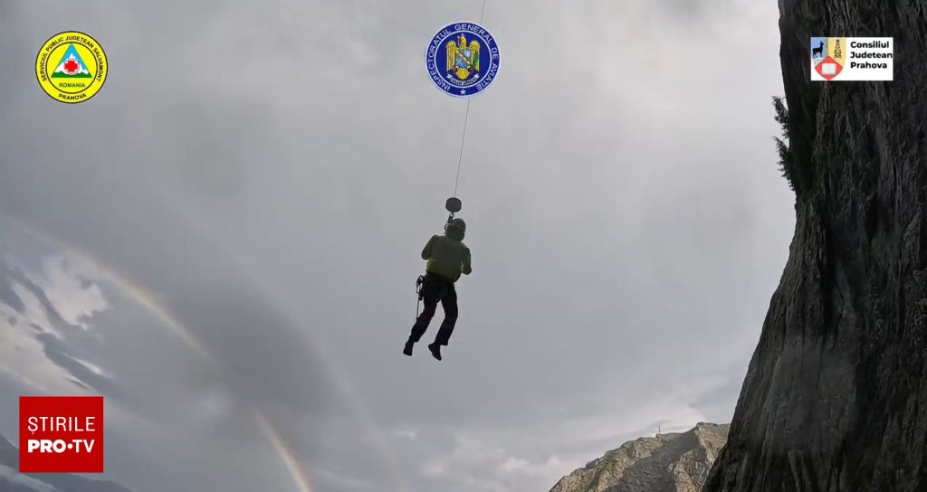Imagini spectaculoase din Bucegi. Salvamontiștii au coborât din elicopter pentru a recupera doi alpiniști germani | VIDEO