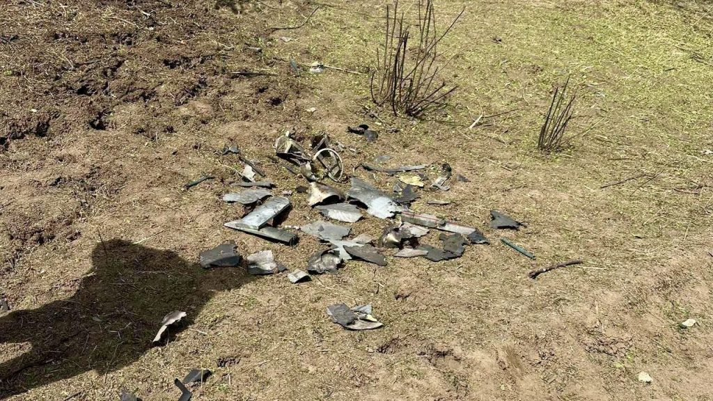 BREAKING NEWS. Fragmente preliminar ale unei drone de luptă, depistate la Crocmaz. Un incendiu de vegetație a izbucnit în urma unei explozii