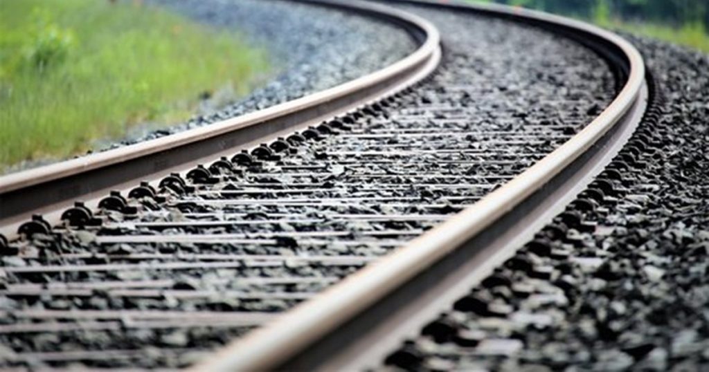 Tren de marfă, pus în pericol în stația Petroșani. Un dispozitiv al macazului a fost desfăcut, iar o placă de beton a fost găsită pe șine