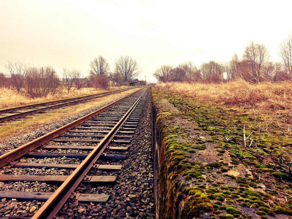 Tentativă de sabotaj la Petroșani: O placă de beton și un macaz desfăcut, pe linia unui tren de marfă