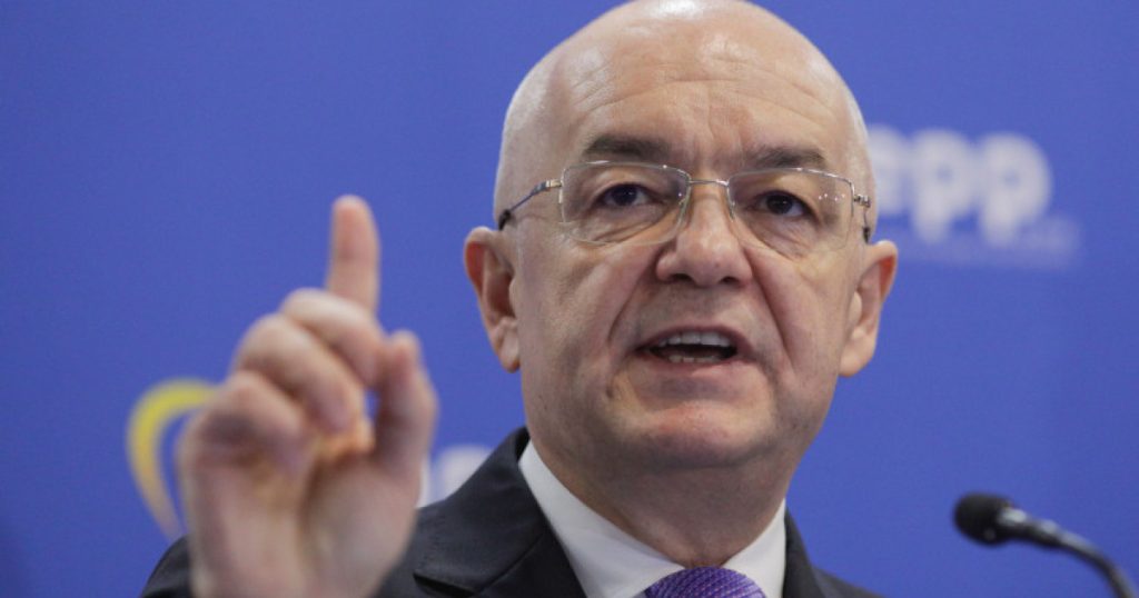 Emil Boc, reacție nervoasă după cazul ambulanței atacate în județul Cluj. „Trebuie luate măsuri urgente”