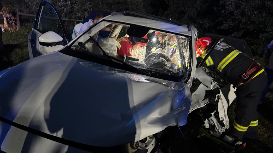 Accident rutier pe DN 67C, la Martinie: două autoturisme implicate, patru persoane transportate la spital
