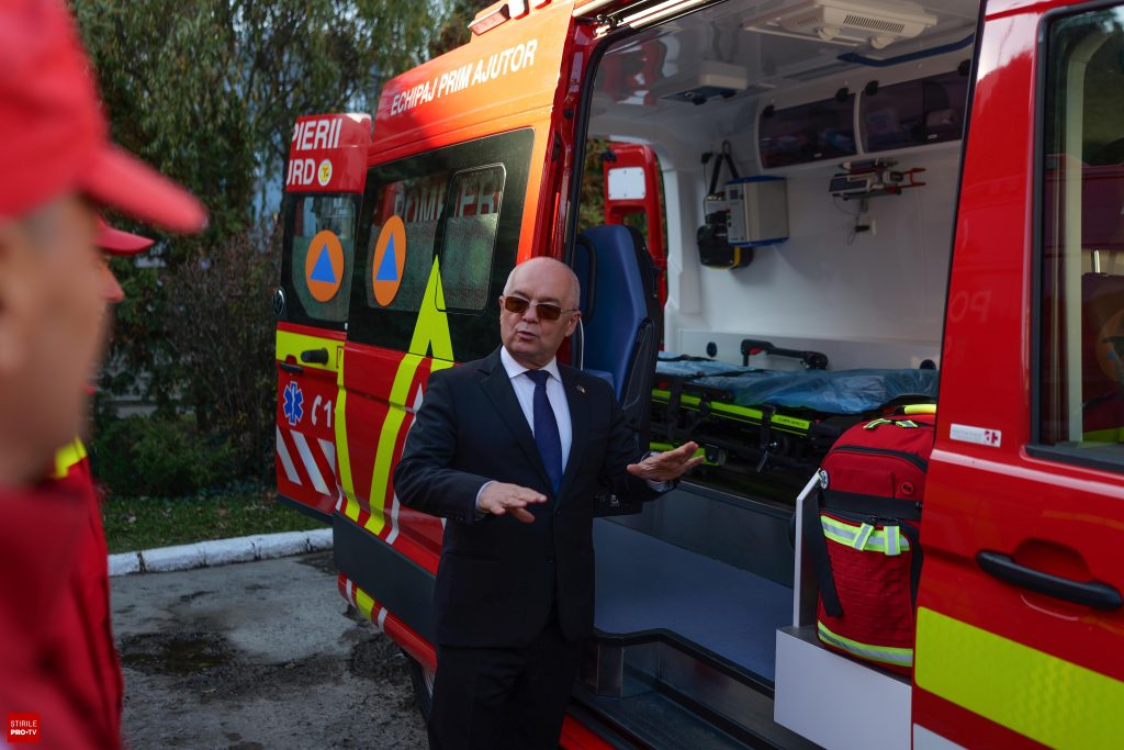 Emil Boc, după ce o ambulanță a fost atacată cu topoare în Cluj: „Trebuie reglementat conținutul de pe rețelele sociale”