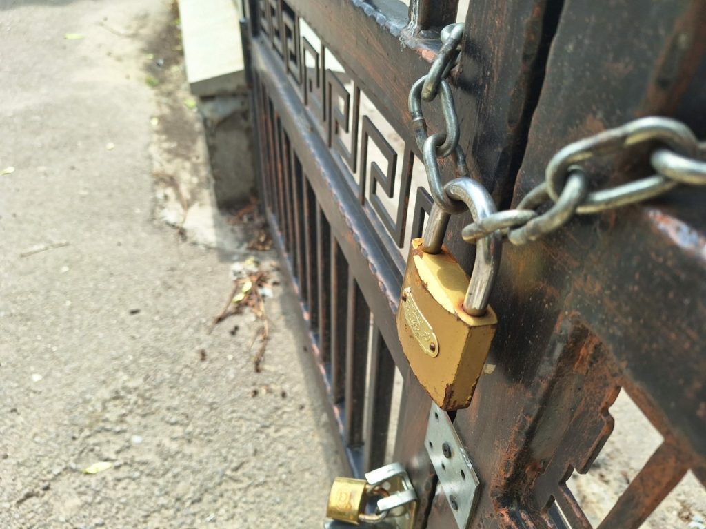Primarul Buzăului amenință mai multe școli din oraș că le va amenda pentru că nu permit accesul copiilor pe terenurile de sport în vacanța de vară