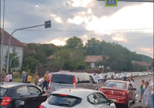DN1, blocat de protestatari la Vâlcele. Oamenii cer sens giratoriu după tragedia motociclistului din Câmpia Turzii
