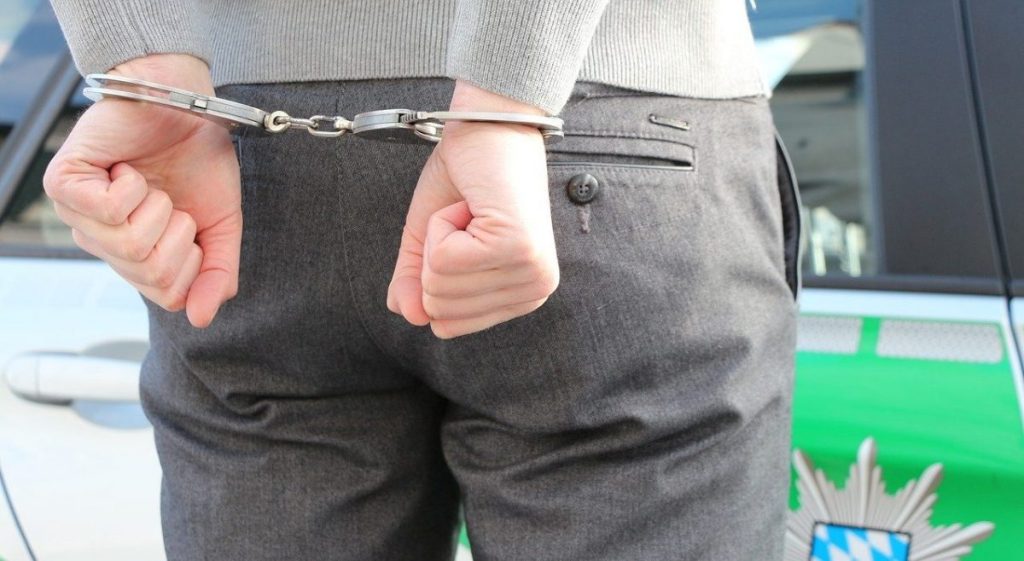 Procuror la Parchetul de pe lângă Tribunalul Caraș Severin, reținut pentru nerespectarea regimului armelor și munițiilor, uzul de armă fără drept, tulburarea ordinii și liniștii publice, portul sau folosirea fără drept de obiecte periculoase și ultraj