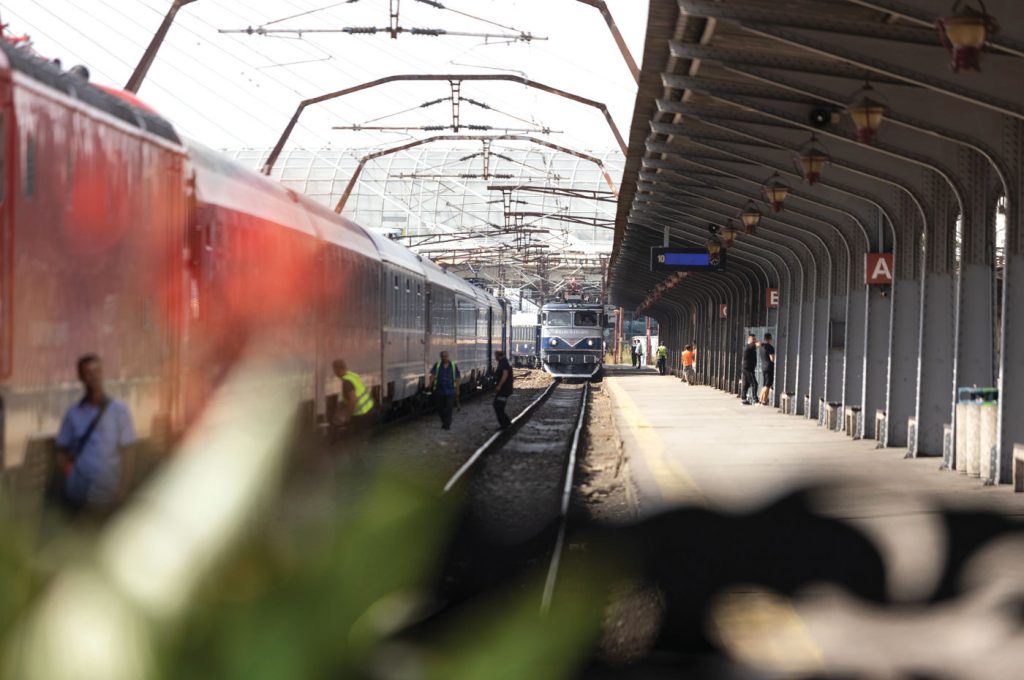 Analiza de luni. Calea ferată pierde pasageri chiar şi pe rutele „vedetă“ din propria reţea, care leagă Capitala de munte şi de litoralul românesc. Traficul pe Bucureşti-Braşov a scăzut cu 8,7%, iar pe ruta vacanţelor, Bucureşti- Constanţa, cu 8,3% în S1 