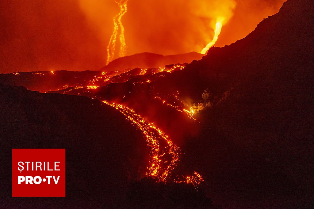 În plin sezon al vacanțelor, vulcanul Etna perturbă traficul aerian. Zborurile în Sicilia, anulate din cauza eupției