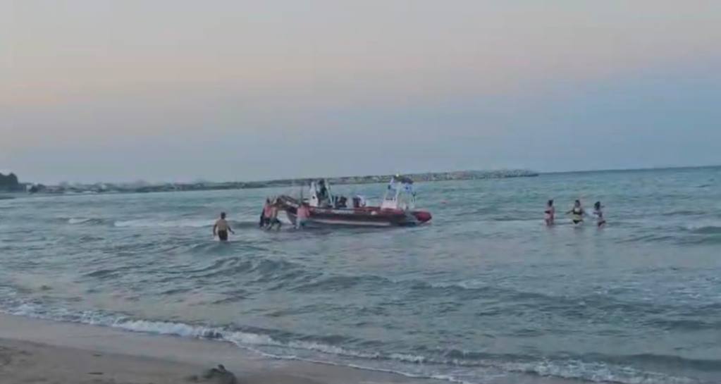 Salvat în extremis din valurile mării