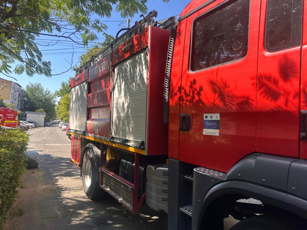 Incendiu violent într-un apartament din Tulcea: Un bătrân de 97 de ani a fost salvat de vecini după ce bucătăria a luat foc