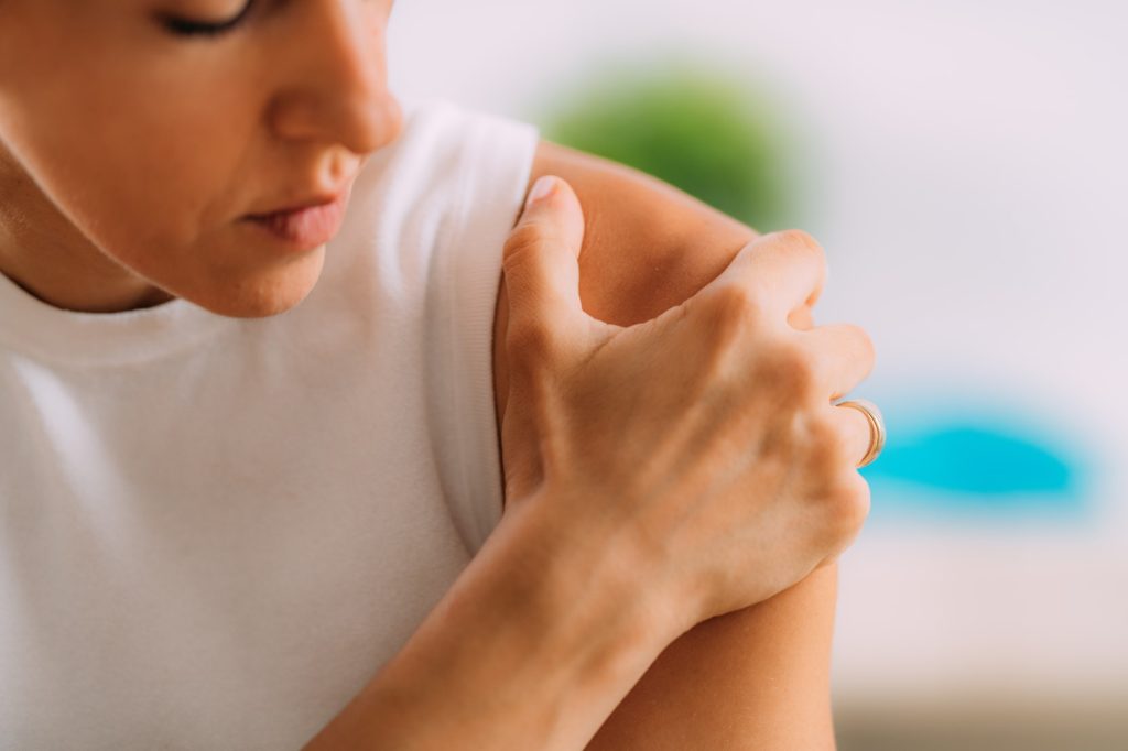 Semnul ignorat de multe femei la perimenopauză: durerea care poate anunța „umărul înghețat”