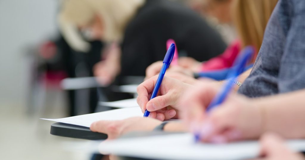 Bacalaureat 2026, sesiunea de toamnă. Subiectele și baremele la Limba română au fost publicate. Ce au avut de rezolvat elevii