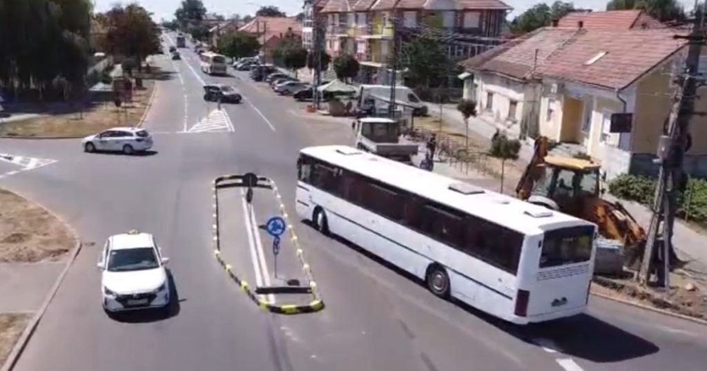 Imagini virale: Sensul giratoriu oval prin care autobuzele nu reușesc să treacă din prima. Reacția primăriei care a plătit lucrarea