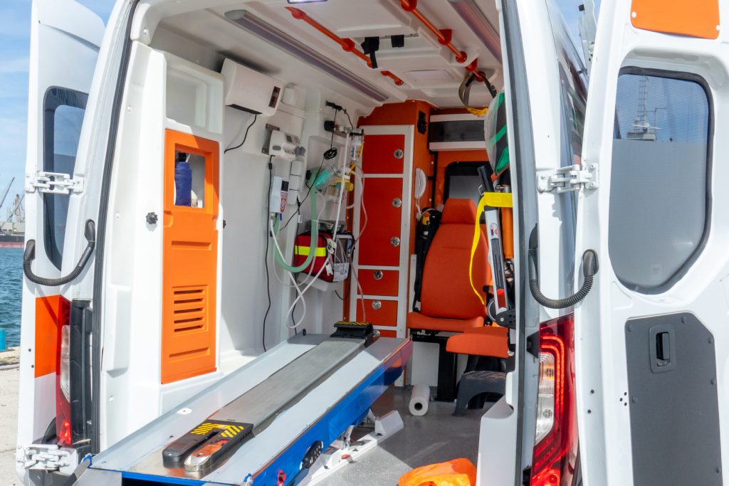 Reportaj Presshub în satul unde o ambulanță a fost atacată din cauza unui clip fake de pe TikTok / „Păi, domnu’ primar, s-or speriat copiii”
