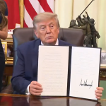 Trump semnează un decret cu noi recomandări în privinţa vaccinării, în care cere să se rărească vaccinarea copiilor. El leagă în mai multe rânduri vaccinarea şi autismul, în pofida faptului că cercetarea medicală nu a stabilit nicodată vreo legătură între