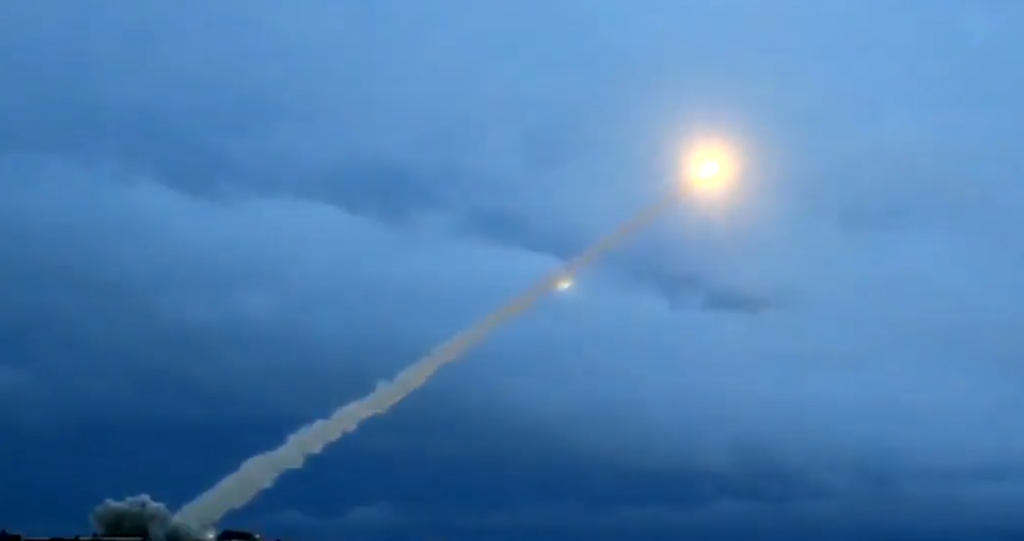 Zece persoane au fost rănite după ce Rusia a lansat atacuri simultane în Kiev și Zaporojie cu rachete balistice
