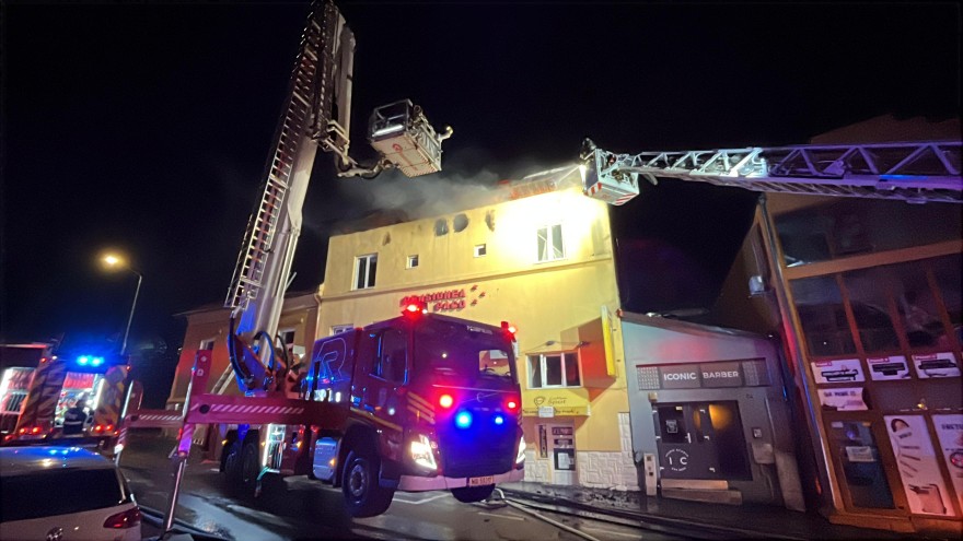 Incendiu uriaș la o pensiune din Cluj Napoca. Flăcările s-au extins la locuințe învecinate