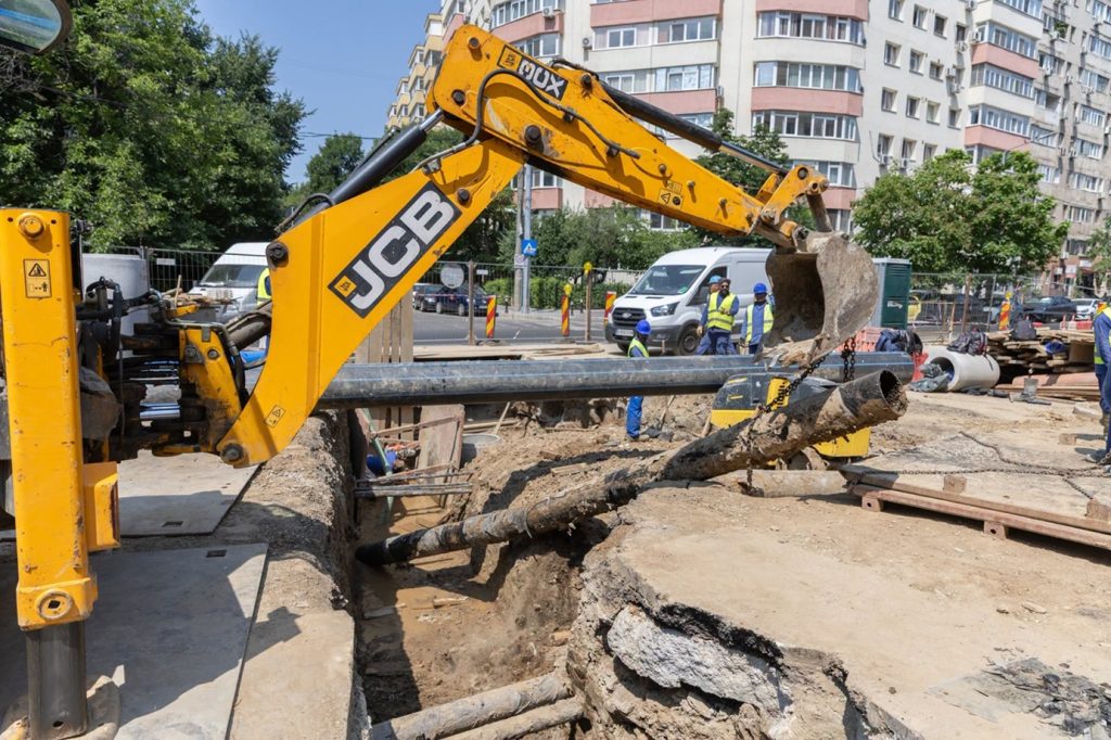 Peste 70 km de rețele subterane sunt modernizate în Capitală odată cu liniile de tramvai. Ciucu preferă ca lucrările să dureze mai mult, dar să fie făcute bine