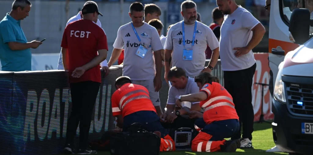 Ambulanță la meci: Antrenor prăbușit pe gazon, medicii au sărit să-l ajute