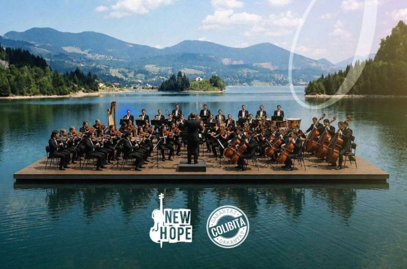 Concert simfonic spectaculos pe lacul Colibița. 65 de muzicieni ai Orchestrei New Hope vor cânta în mijlocul apei