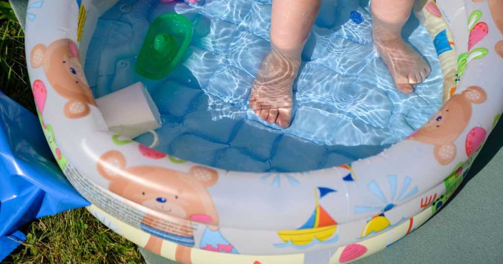 Fetiță de un an și jumătate, moartă după ce s-a înecat într-o piscină gonflabilă, în Suceava