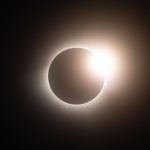 Eclipsa de Soare de miercuri, 12 august, poate fi văzută parţial şi în anumite zone din România, acoperirea maximă a Soarelui fiind în nord-vestul ţării/ Maximul eclipsei, în preajma momentului de apus al Soarelui/ Cum poate fi urmărit fenomenul