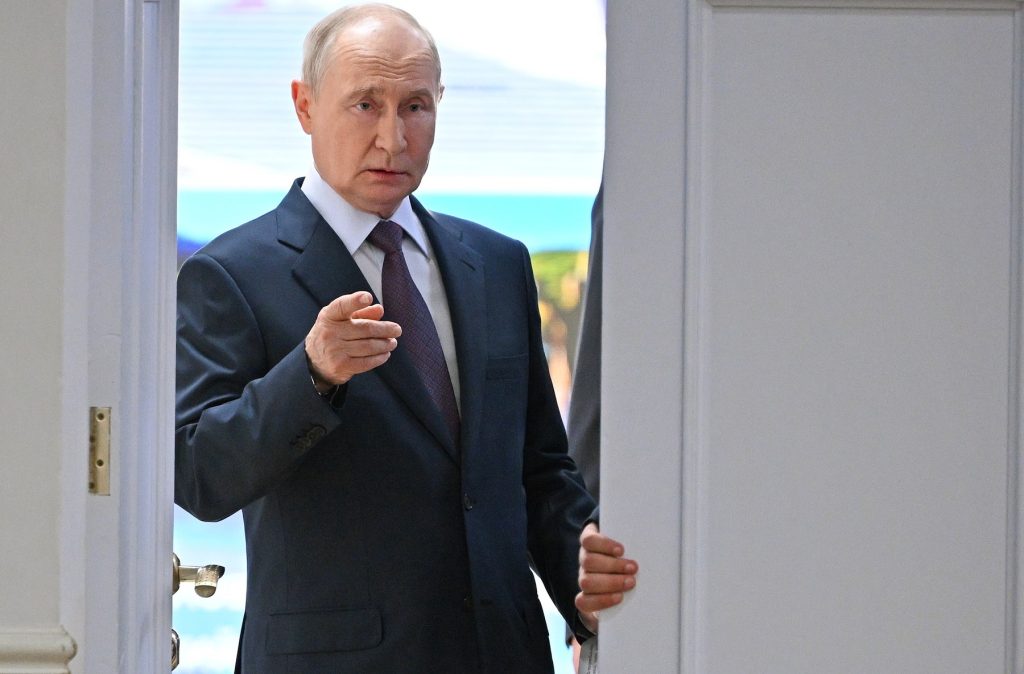 Locuitorilor din Siberia li s-a spus să stea în case și să țină ferestrele închise în timpul vizitei lui Putin