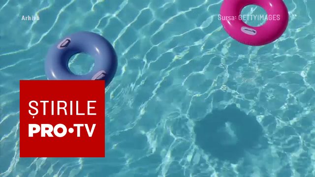 O fetiță de un an și jumătate a murit înecată într-o piscină gonflabilă din curtea familiei, în Suceava