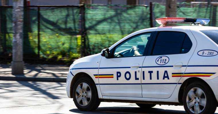 Transferuri de 1,35 milioane de lei din conturile unei firme de turism. O femeie a ajuns sub control judiciar