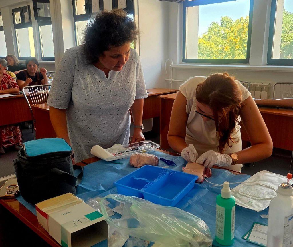 Asistenți medicali mai bine pregătiți la Spitalul Județean de Urgență Slatina. Curs practic inedit cu tehnici moderne de acces vascular