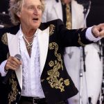 Rod Stewart şi-a anulat următoarele concerte din turneul său de adio după ce a suferit o intervenţie cardiacă